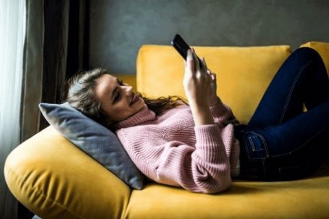 vrouw zoekt op smartphone naar hypotheekadvies